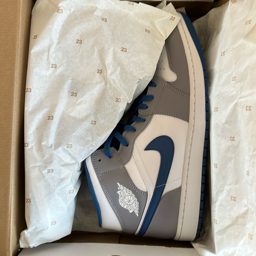 Nike Air Jordan 1 - Picture 2 of 5